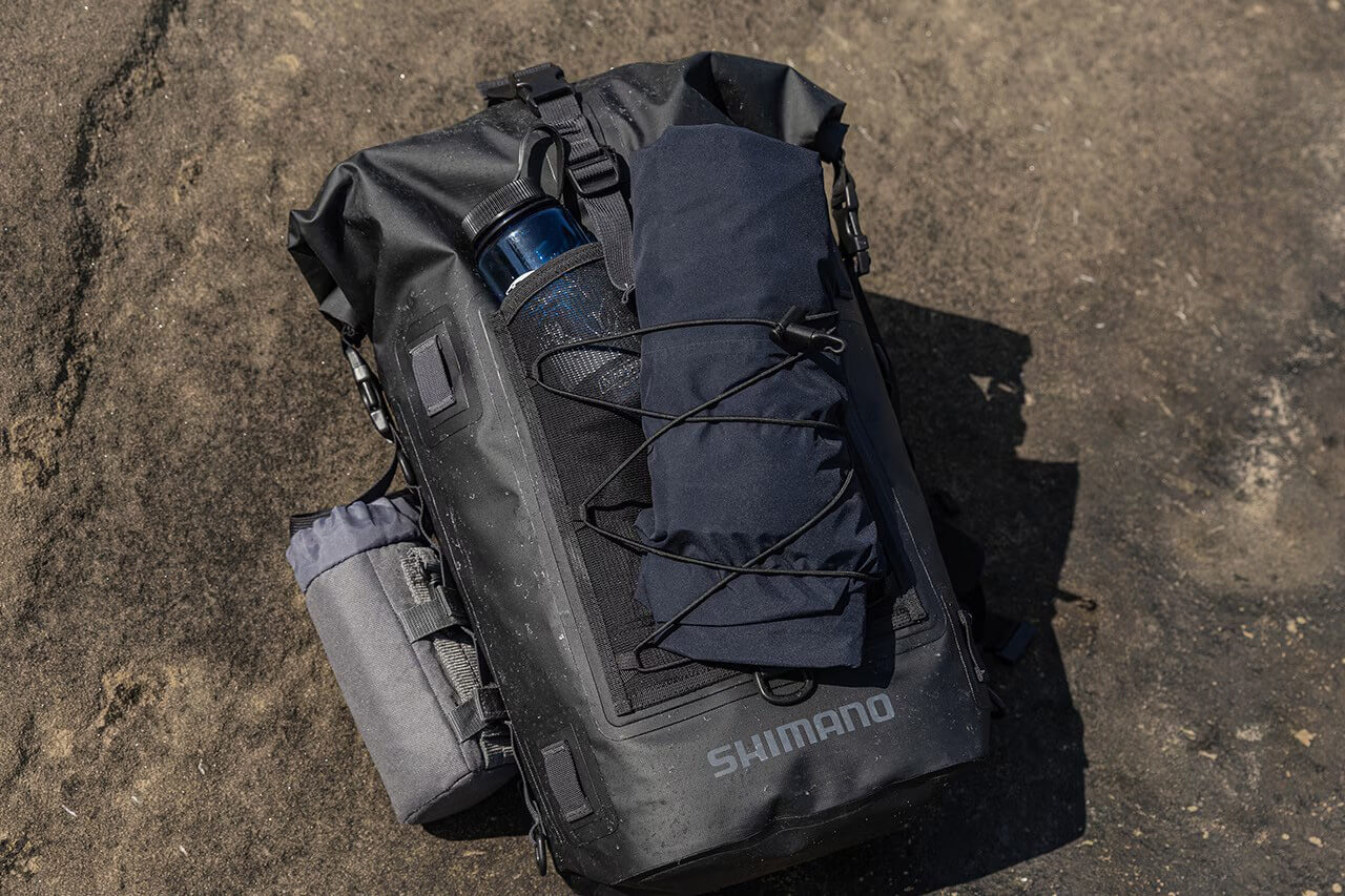 ｜シマノから“釣り専用設計”のバッグパックが登場。大手メーカーがこだわり尽くした高機能防水バックの性能とは？