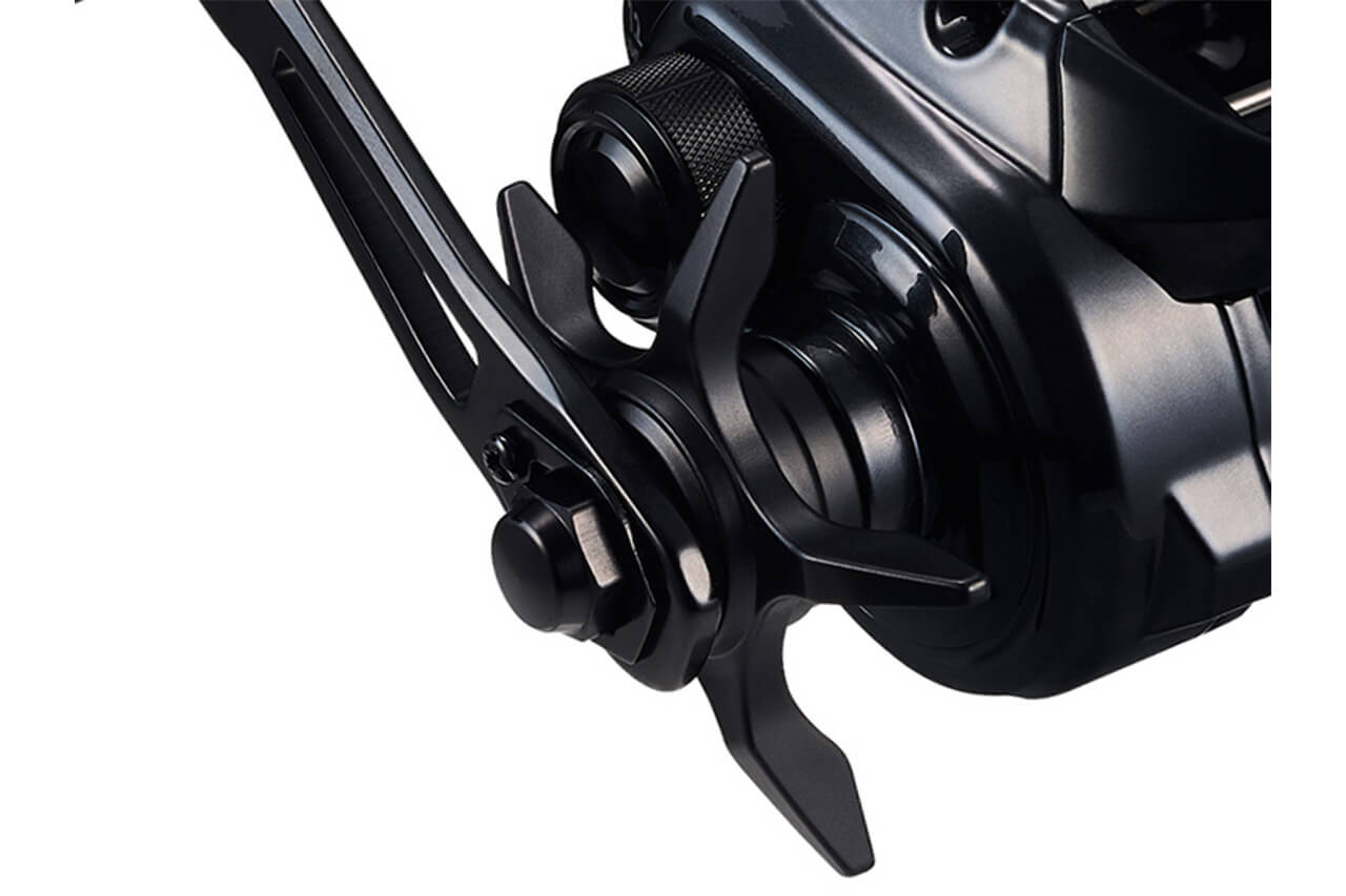 ｜DAIWAから登場する『新型リール』。“ハイパーアームドハウジング”採用で、強靭なボディ剛性を確保。長く使えるニューモデルに。