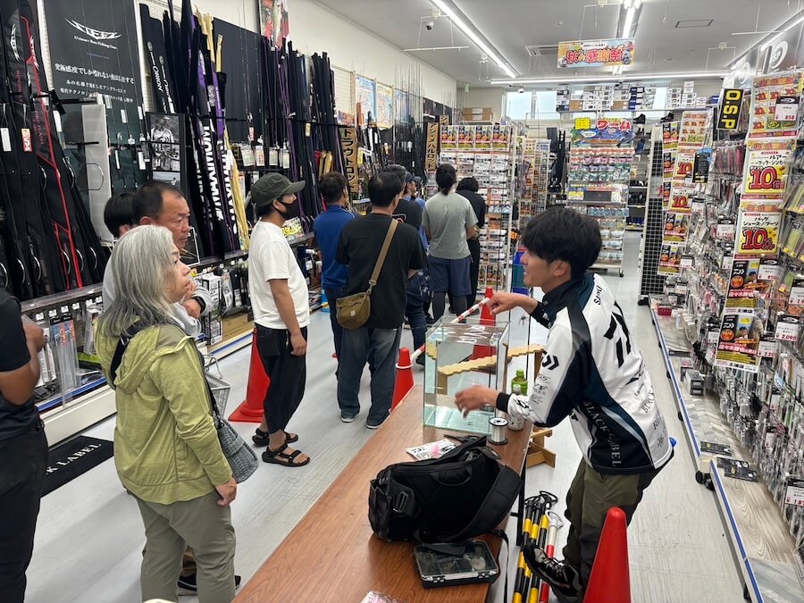 |【話題の新作ルアーついに発売】リリース初日に速攻釣ったお客さんも!「新たなプロトワームも開発中です」