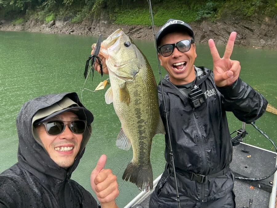 |ドタバタ展開でも釣果は上場! 「朝の上流シャロー、モチベの高い魚はトップで」マスターブラスタのダダ流しでグッドサイズ降臨