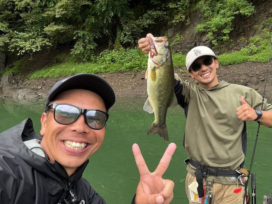 |ドタバタ展開でも釣果は上場! 「朝の上流シャロー、モチベの高い魚はトップで」マスターブラスタのダダ流しでグッドサイズ降臨
