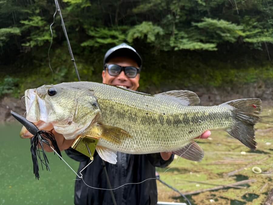 |ドタバタ展開でも釣果は上場! 「朝の上流シャロー、モチベの高い魚はトップで」マスターブラスタのダダ流しでグッドサイズ降臨