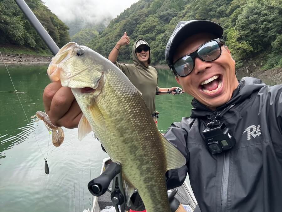 |ドタバタ展開でも釣果は上場! 「朝の上流シャロー、モチベの高い魚はトップで」マスターブラスタのダダ流しでグッドサイズ降臨
