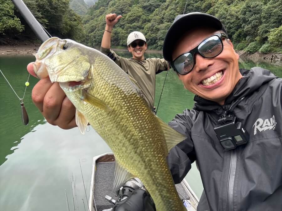 |ドタバタ展開でも釣果は上場! 「朝の上流シャロー、モチベの高い魚はトップで」マスターブラスタのダダ流しでグッドサイズ降臨