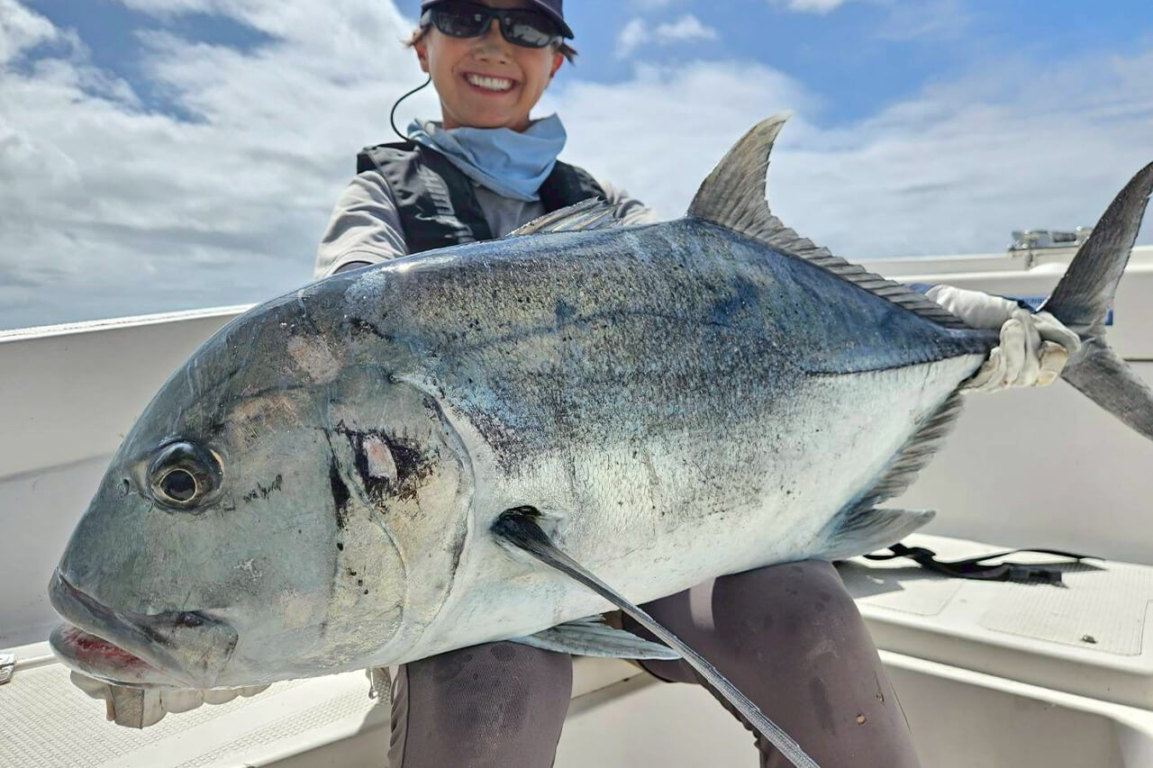 |【福島和可菜のLove Fishing】海外遠征でGTとバチバチファイト!オカッパリから大型も・・・!