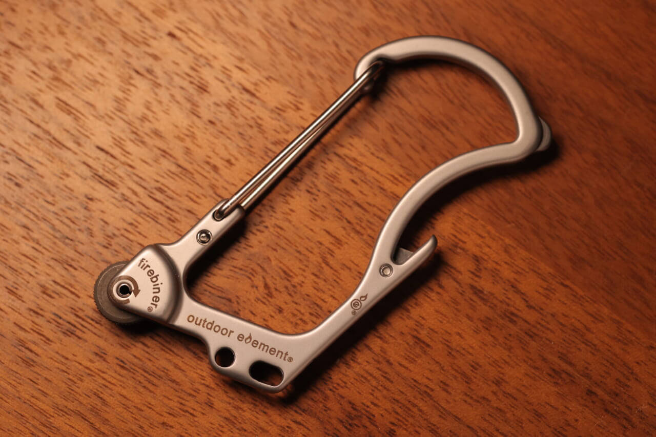 |「コレはグッとくる…」「絶妙にちょうどいい」Amazon評価1,000件越えの“多機能カラビナ”が想像以上だった件。