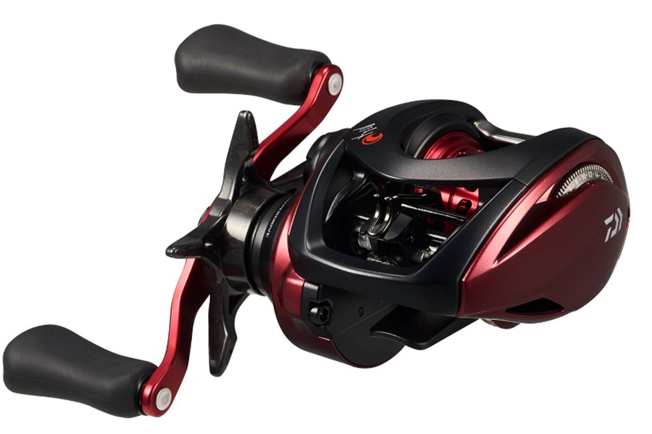 ｜「この赤色はっ！」DAIWAから登場する新型リール。イメージカラーをボディに採用し、『SSマグフォース』などを搭載。“超軽量ルアーに特化”した1台に。