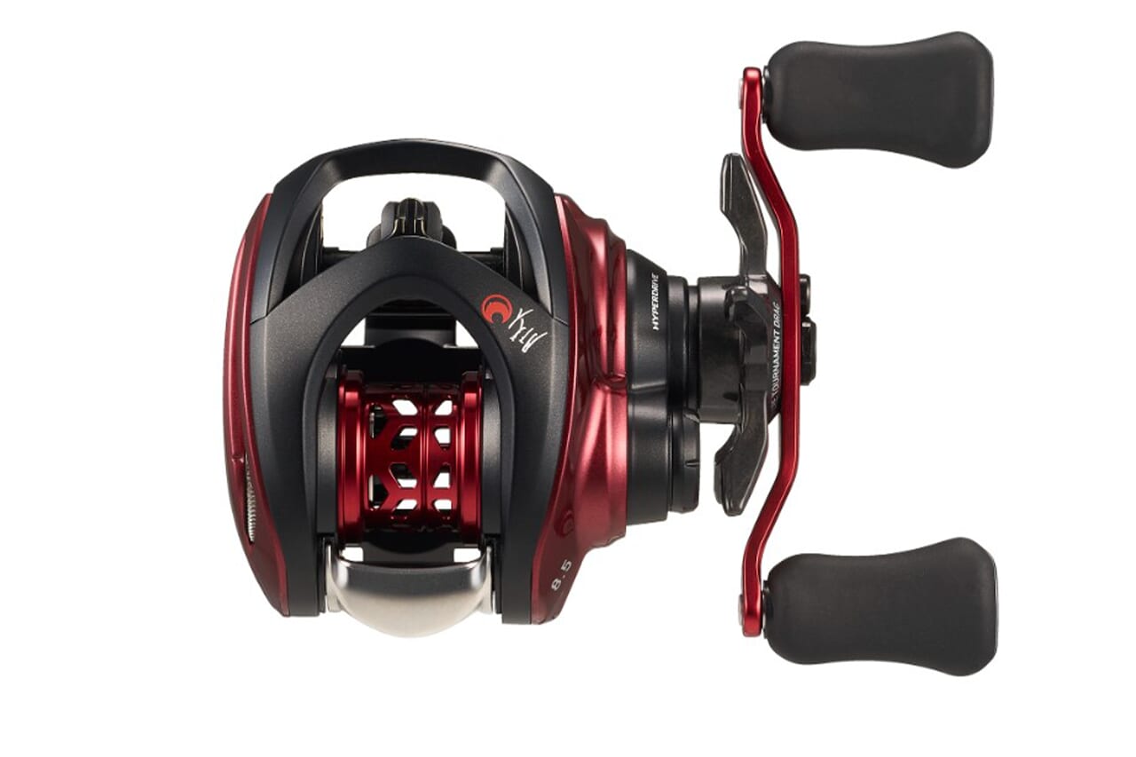 ｜「この赤色はっ！」DAIWAから登場する新型リール。イメージカラーをボディに採用し、『SSマグフォース』などを搭載。“超軽量ルアーに特化”した1台に。