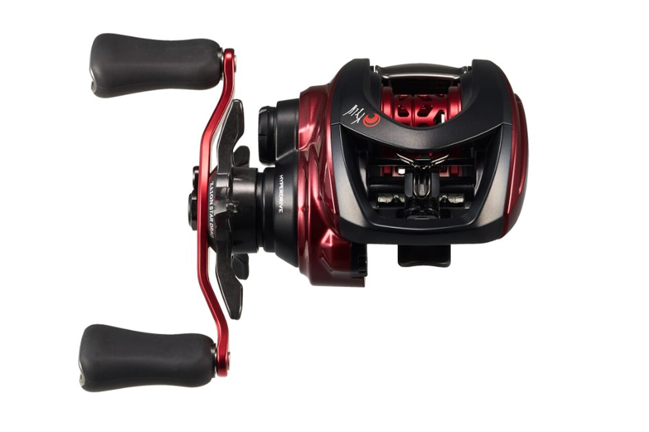 ｜「この赤色はっ！」DAIWAから登場する新型リール。イメージカラーをボディに採用し、『SSマグフォース』などを搭載。“超軽量ルアーに特化”した1台に。
