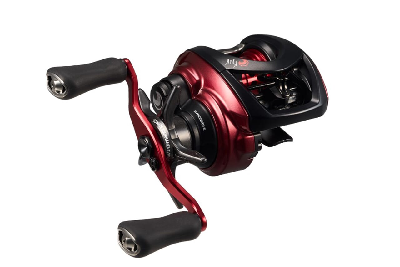 ｜「この赤色はっ！」DAIWAから登場する新型リール。イメージカラーをボディに採用し、『SSマグフォース』などを搭載。“超軽量ルアーに特化”した1台に。