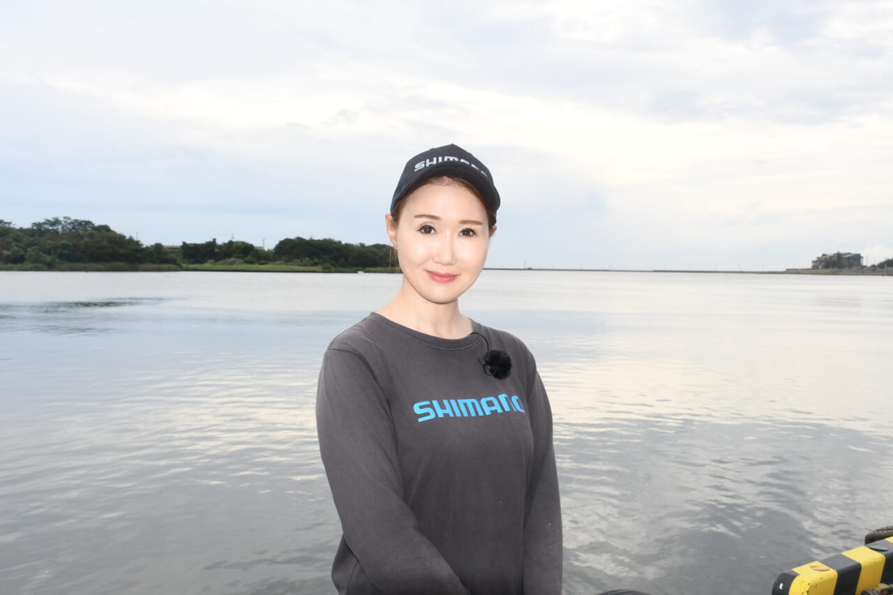 |「えっ…マジで? めっちゃ釣れる…」アオリイカがヤバい! 女性漁師が良型のイカをキャッチ!