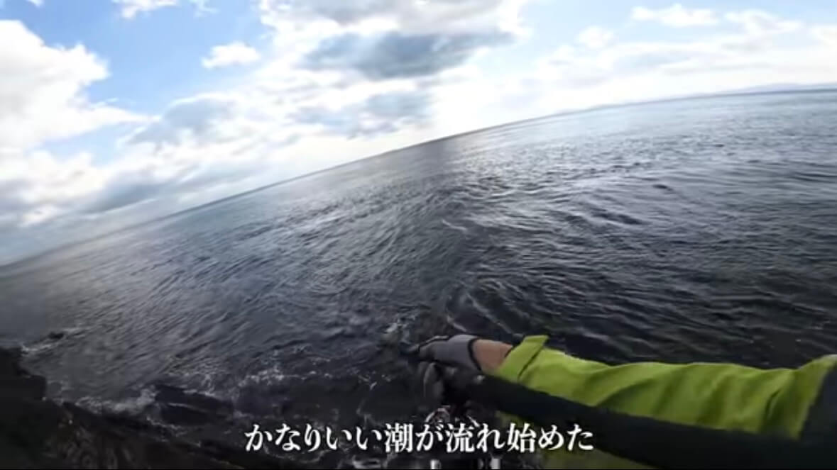 |「キタ!コレ!」“激流に浮かぶ無人島”の『大型魚』を狙った結果…。「水中映像がすごすぎ」「映像美だわ」などの反響多数!