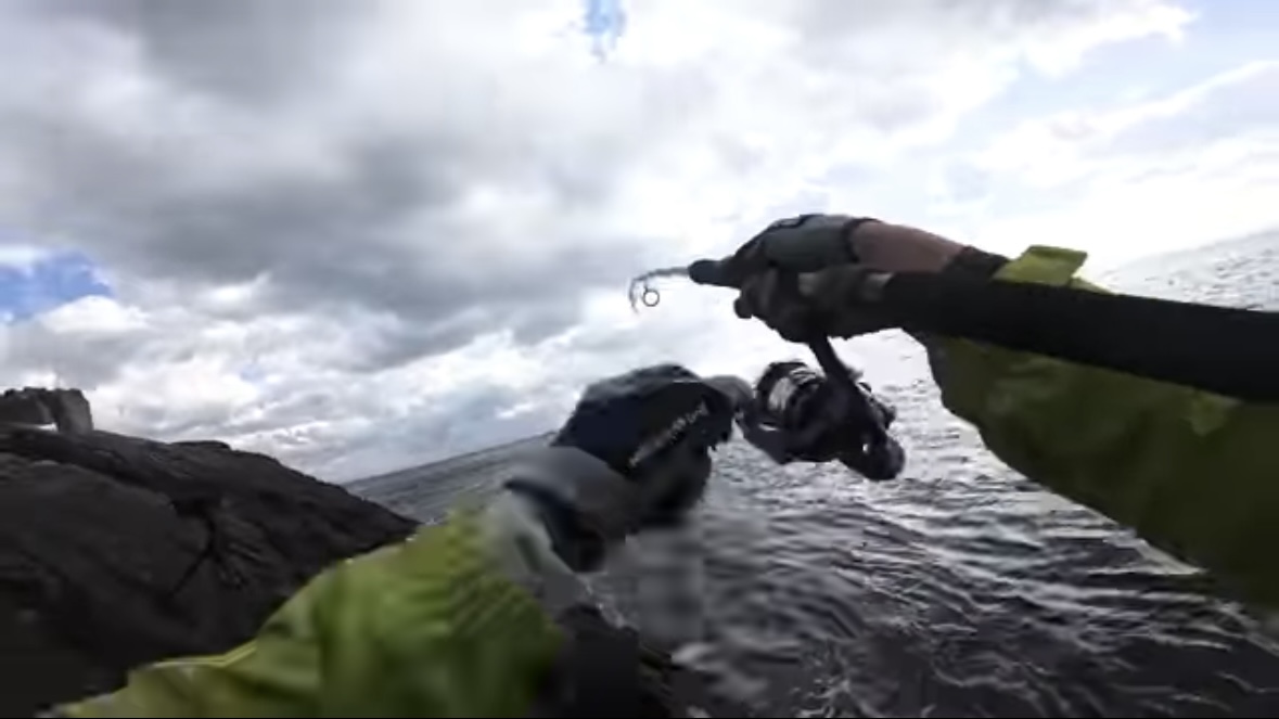 |「キタ!コレ!」“激流に浮かぶ無人島”の『大型魚』を狙った結果…。「水中映像がすごすぎ」「映像美だわ」などの反響多数!