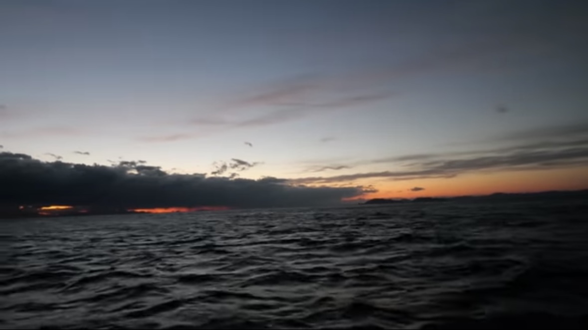 |「キタ!コレ!」“激流に浮かぶ無人島”の『大型魚』を狙った結果…。「水中映像がすごすぎ」「映像美だわ」などの反響多数!