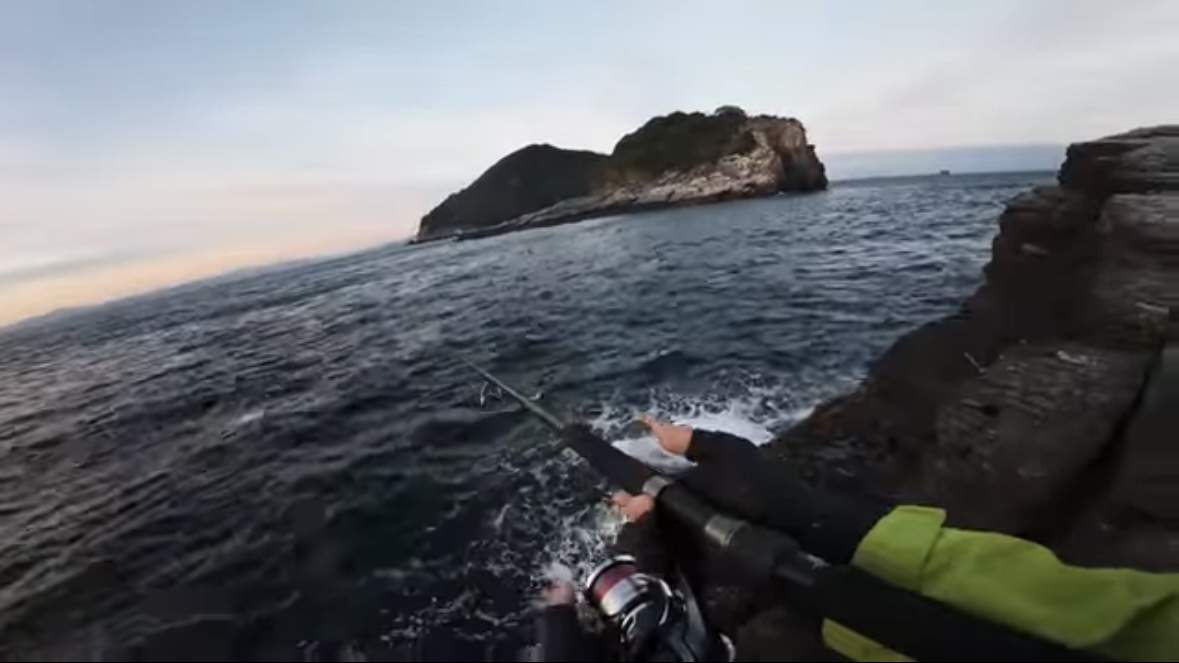 |「キタ!コレ!」“激流に浮かぶ無人島”の『大型魚』を狙った結果…。「水中映像がすごすぎ」「映像美だわ」などの反響多数!