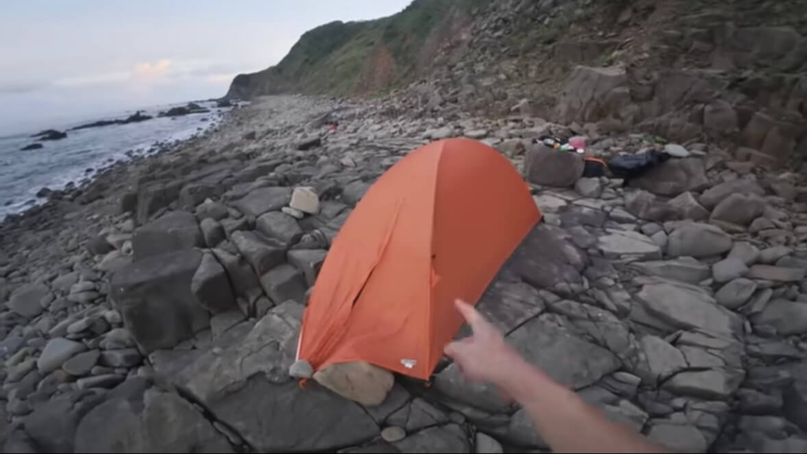 ｜「うわ、来た！ヤバい！」人の気配がない“秘境”で釣りをした結果。離島のポテンシャルがヤバすぎる。「この魚の巣になっているかもしれない…」