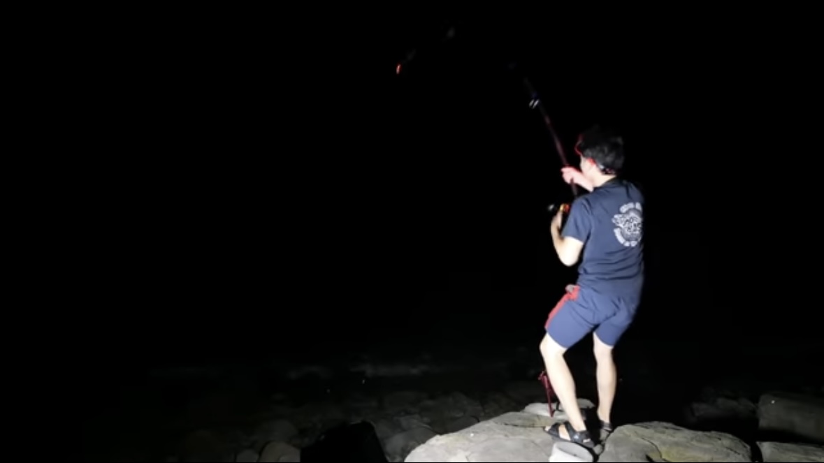 ｜「うわ、来た！ヤバい！」人の気配がない“秘境”で釣りをした結果。離島のポテンシャルがヤバすぎる。「この魚の巣になっているかもしれない…」