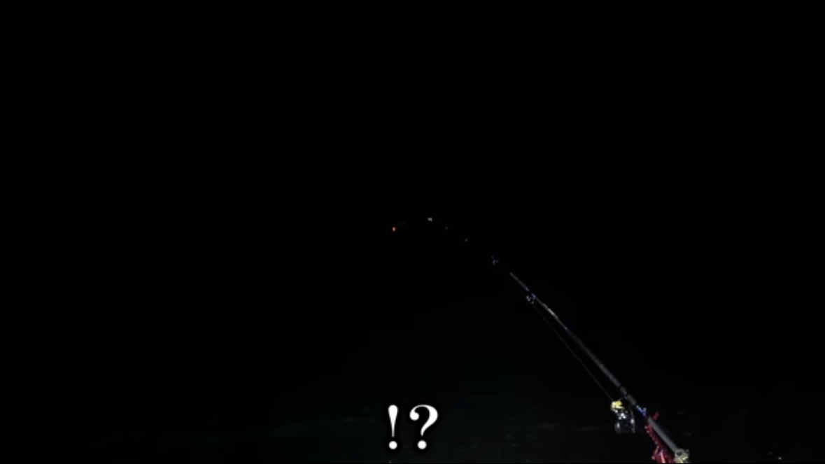 ｜「うわ、来た！ヤバい！」人の気配がない“秘境”で釣りをした結果。離島のポテンシャルがヤバすぎる。「この魚の巣になっているかもしれない…」