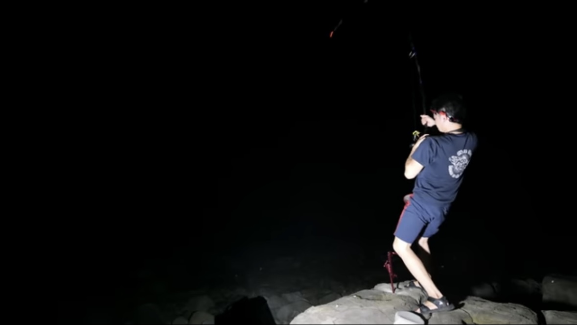 ｜「うわ、来た！ヤバい！」人の気配がない“秘境”で釣りをした結果。離島のポテンシャルがヤバすぎる。「この魚の巣になっているかもしれない…」