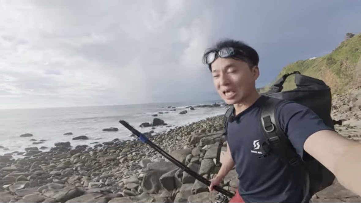 ｜「うわ、来た！ヤバい！」人の気配がない“秘境”で釣りをした結果。離島のポテンシャルがヤバすぎる。「この魚の巣になっているかもしれない…」