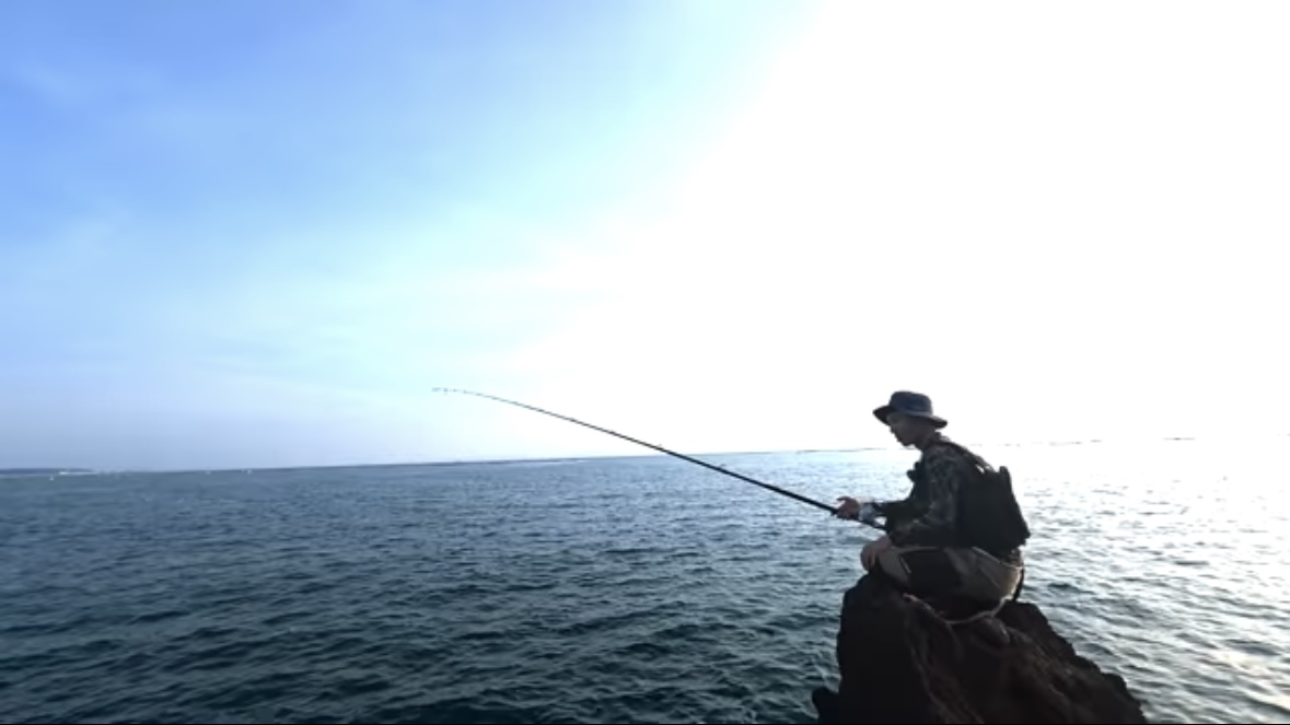 ｜「キタ！キタ！」「自然界には存在しないはずなのに…」事故で逃げ出した“人工怪魚”が潜む海。釣りあげるべく泊まり込みで狙ったら、まさかの結果に…。