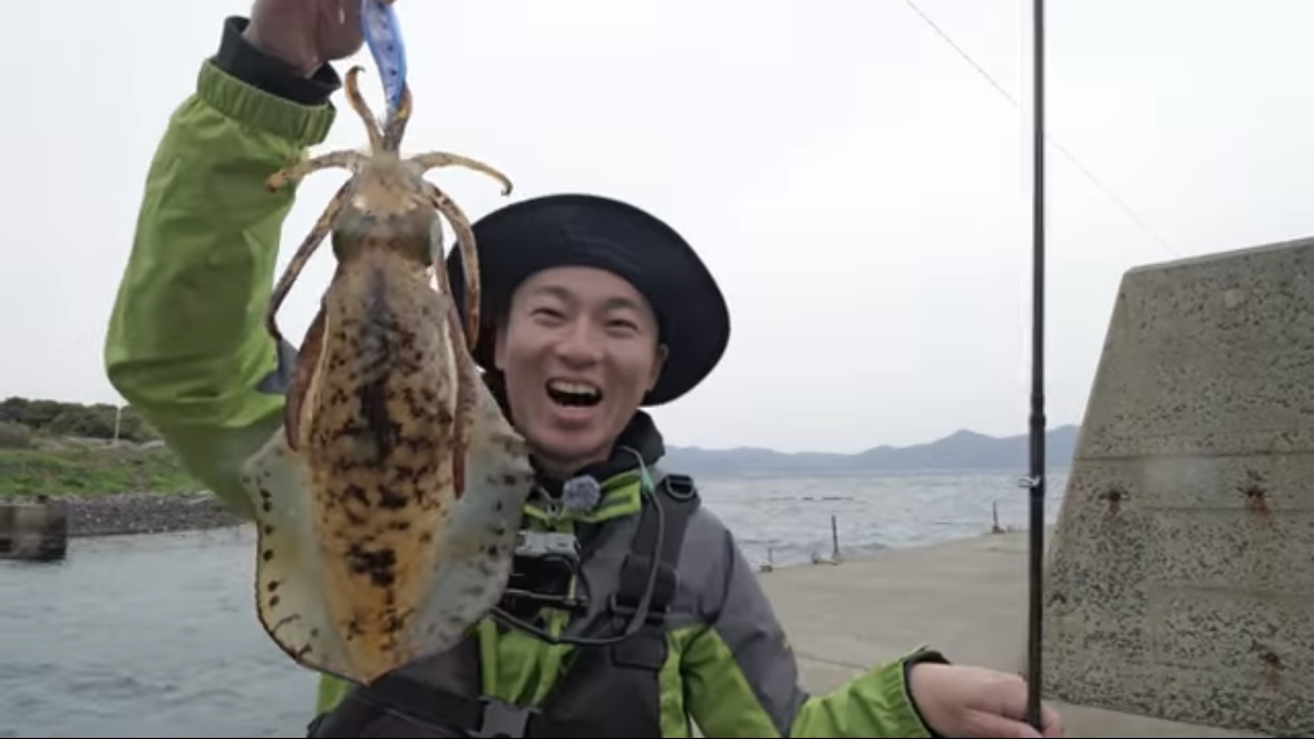 |「ここ全部が完全に廃墟です」「かつては200人も」人が消えた無人島で、未知の大物を狙ってみたら…。「情報が全くありません」