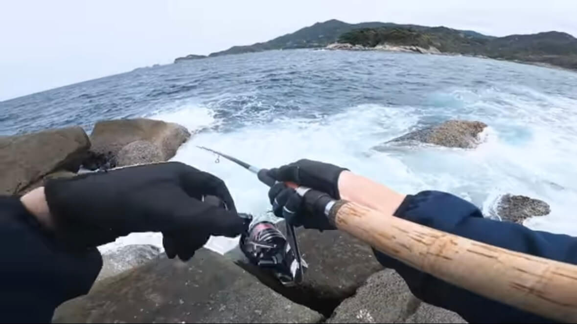 |「ここ全部が完全に廃墟です」「かつては200人も」人が消えた無人島で、未知の大物を狙ってみたら…。「情報が全くありません」