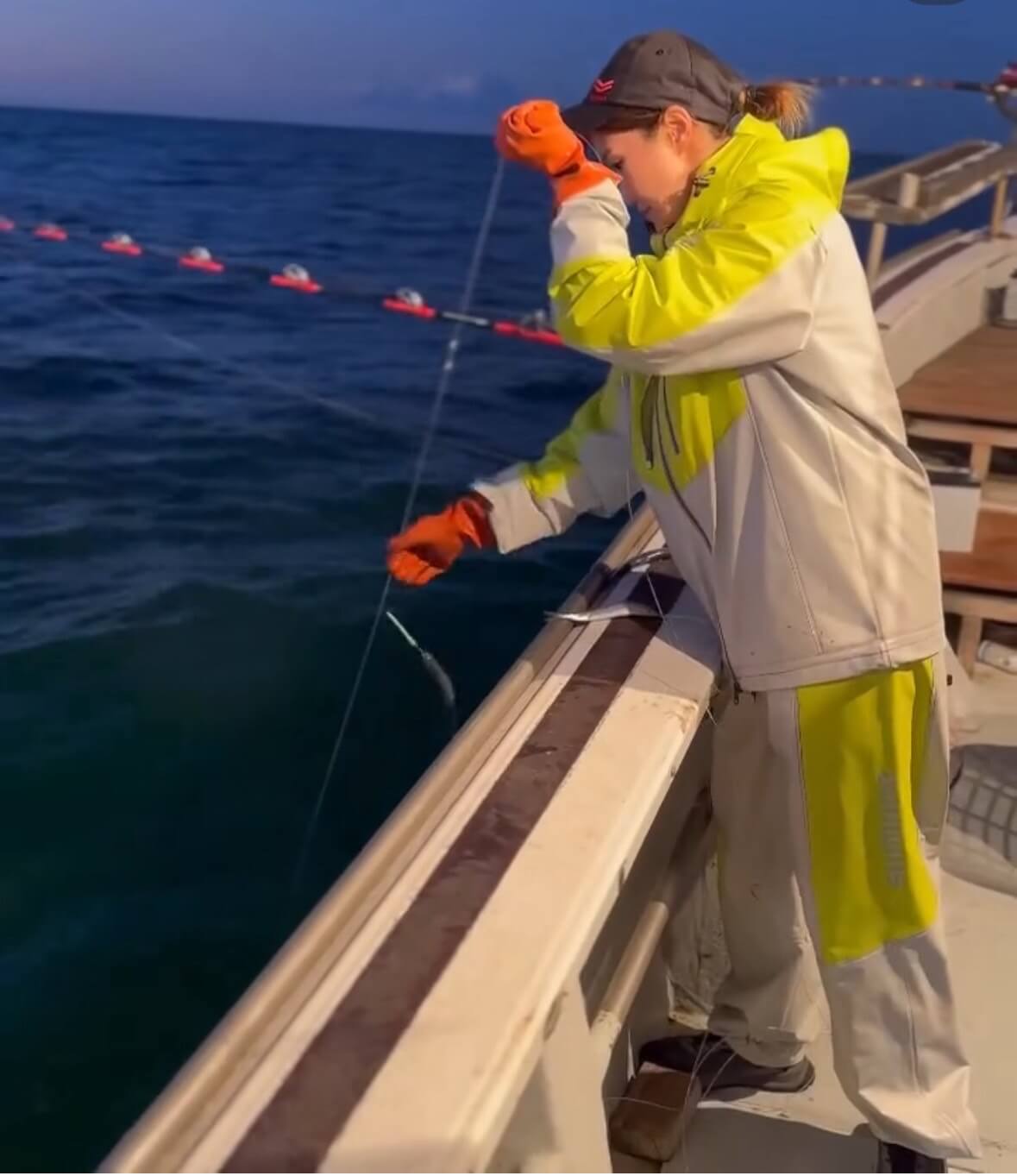 |「えっ…マジで? めっちゃ釣れる…」アオリイカがヤバい! 女性漁師が良型のイカをキャッチ!