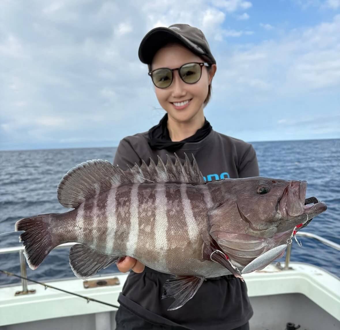 ｜「えっ…マジで？ めっちゃ釣れる…」アオリイカがヤバい！ 女性漁師が良型のイカをキャッチ！