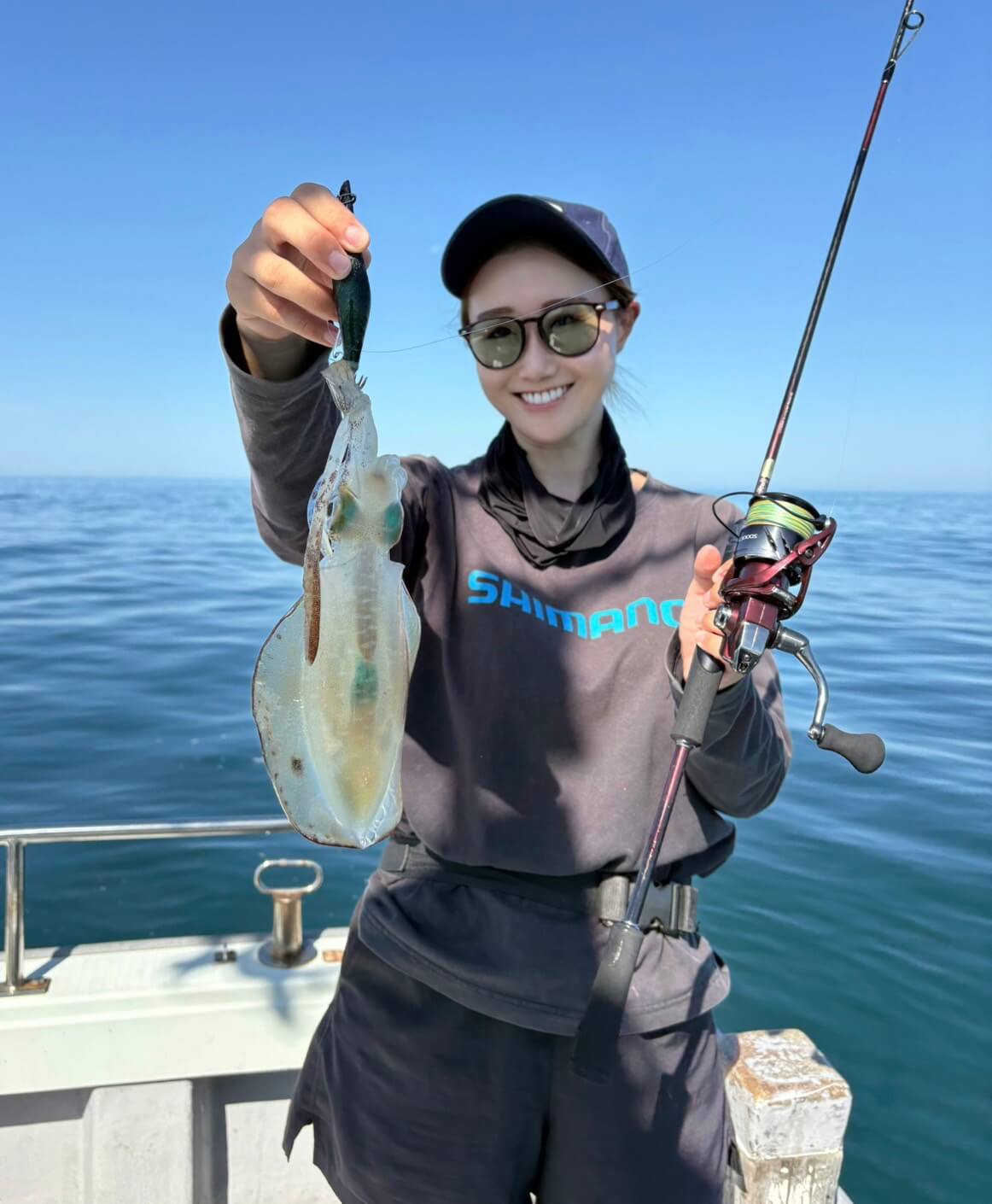 |「えっ…マジで? めっちゃ釣れる…」アオリイカがヤバい! 女性漁師が良型のイカをキャッチ!