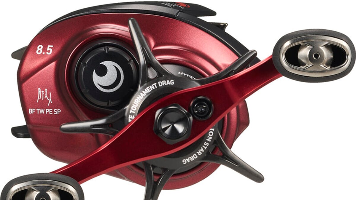 ｜「この赤色はっ！」DAIWAから登場する新型リール。イメージカラーをボディに採用し、『SSマグフォース』などを搭載。“超軽量ルアーに特化”した1台に。