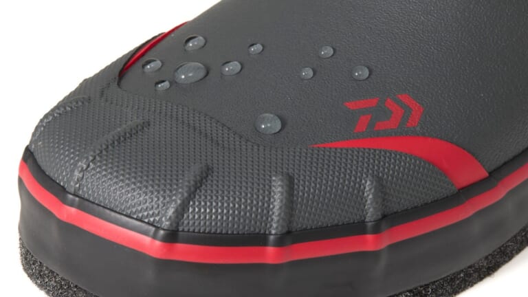 DAIWAから釣り専用ブーツが登場。“特殊ゴム”素材採用で、軽量化しながら快適な履き心地。専用設計だからこその完成度に。