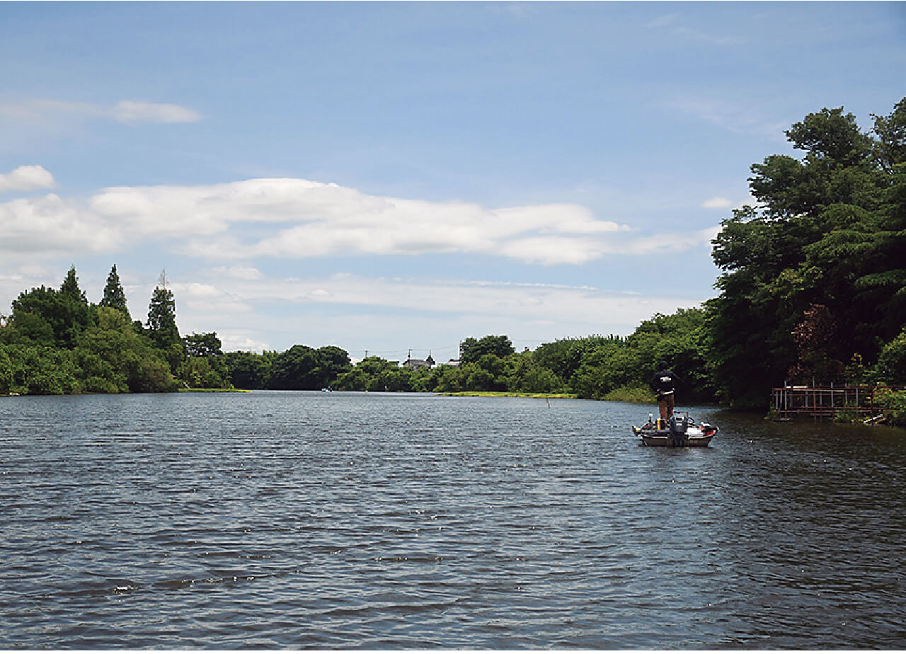 ｜【名前の由来には犬が関係!?】話題の新作ノイジー『レッドカブ』のすべてをグラスルーツの2人が解説！【将監川で奏でる水面協奏曲】