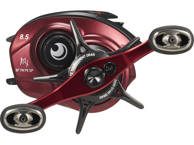 ｜「この赤色はっ！」DAIWAから登場する新型リール。イメージカラーをボディに採用し、『SSマグフォース』などを搭載。“超軽量ルアーに特化”した1台に。