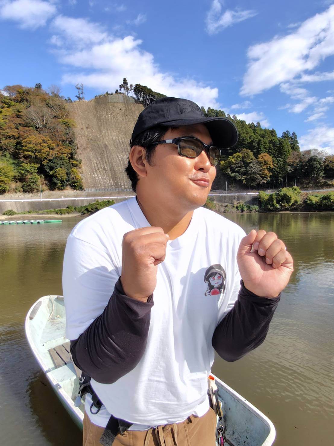 魚雷攻撃のポーズ。魚雷ミサは爆乳なので『魚雷』。するってーと記者の妻（本名：ミサ）はいわば「地雷ミサ」。理由は…(笑)｜【急げ！】バス釣りブームに生まれた至高の釣り漫画のアパレルが期間限定で登場！【12月7日まで購入可能！】