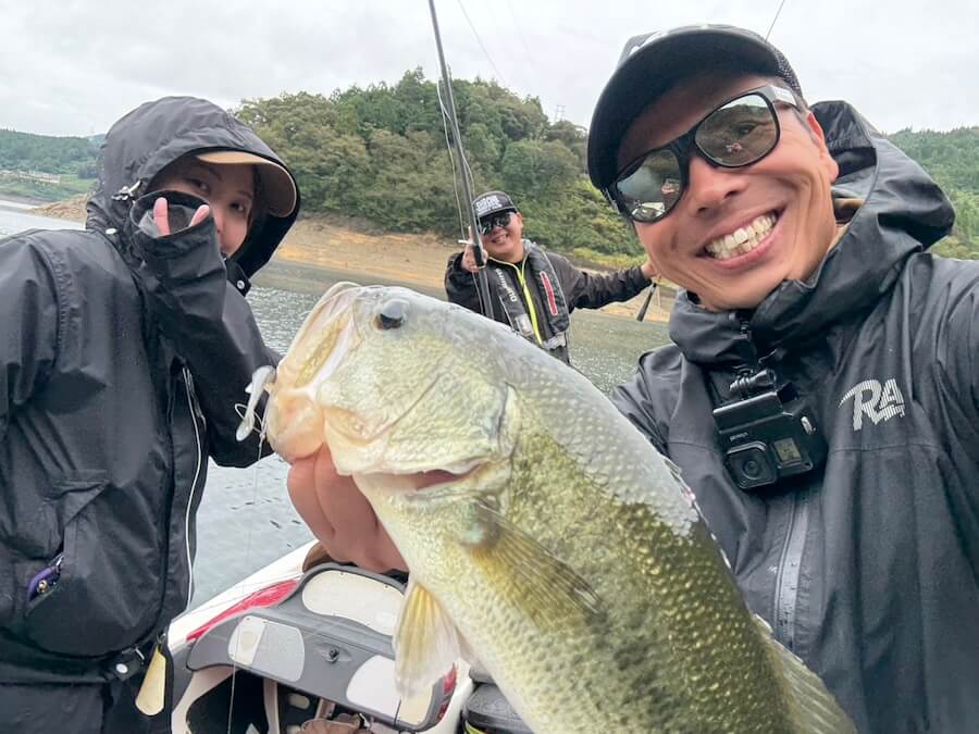 |爆雨+気温低下、バスのレンジはバラバラでショートバイト…。これが秋の難しさ。そんな中でも釣り勝てるルアーとは?