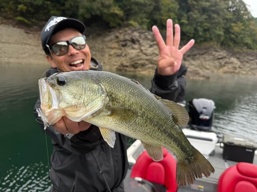 |爆雨+気温低下、バスのレンジはバラバラでショートバイト…。これが秋の難しさ。そんな中でも釣り勝てるルアーとは?