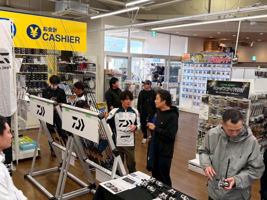 ｜季節外れのアオコが蔓延「こんな経験はじめて…このまま春を迎えそう」そんなアオコまみれでも水面炸裂！