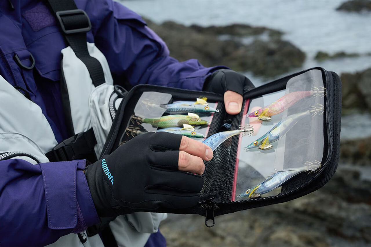 |シマノから登場する“釣り専用”グローブ。しっかりと保温しながらも透湿素材で蒸れない快適性。3本抜き仕様で操作性も抜群に。