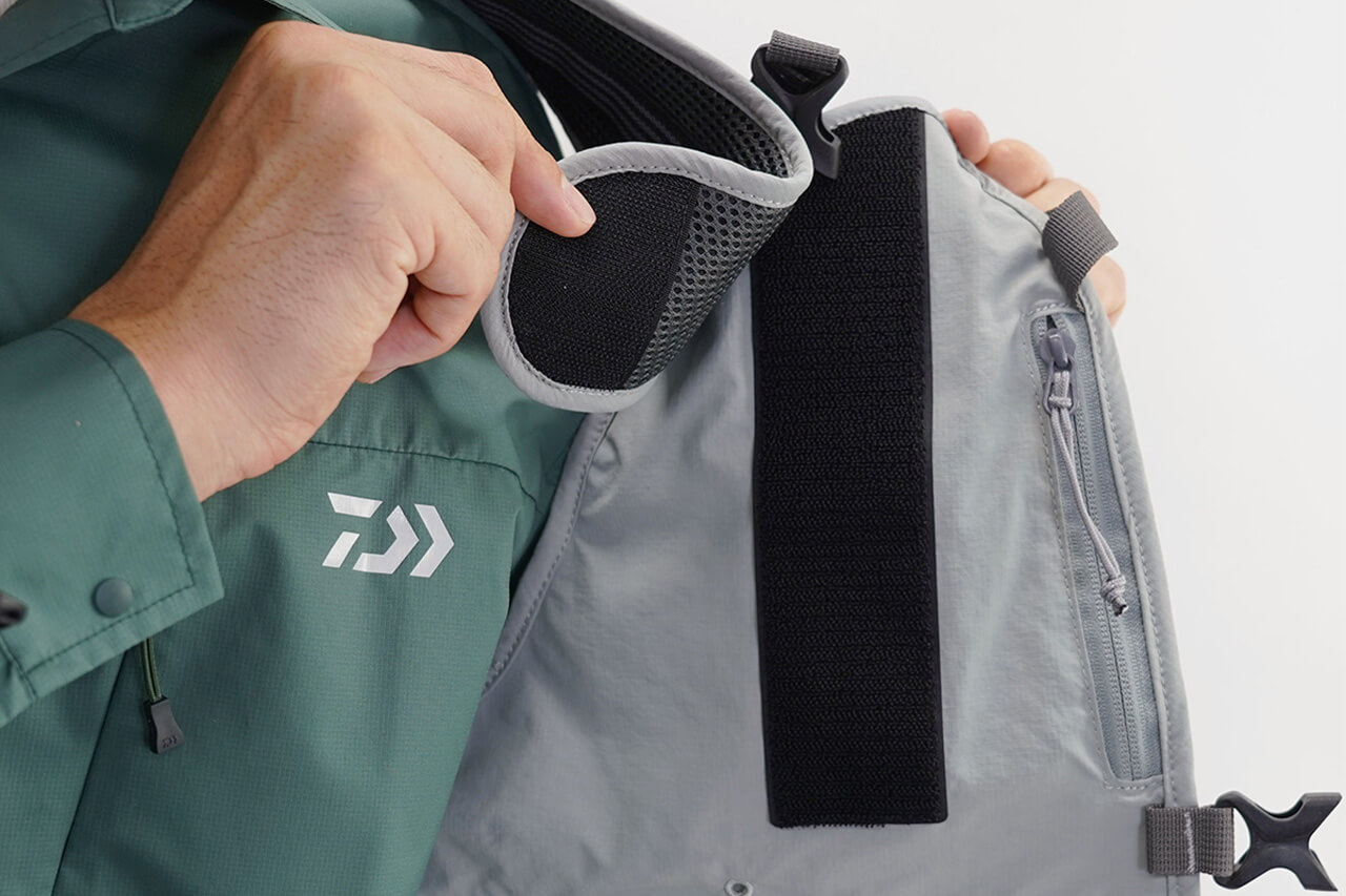 |「クマ対策も考慮ってマジか…」DAIWAから登場する“多機能ベスト”。渓流師必見の完成度に。