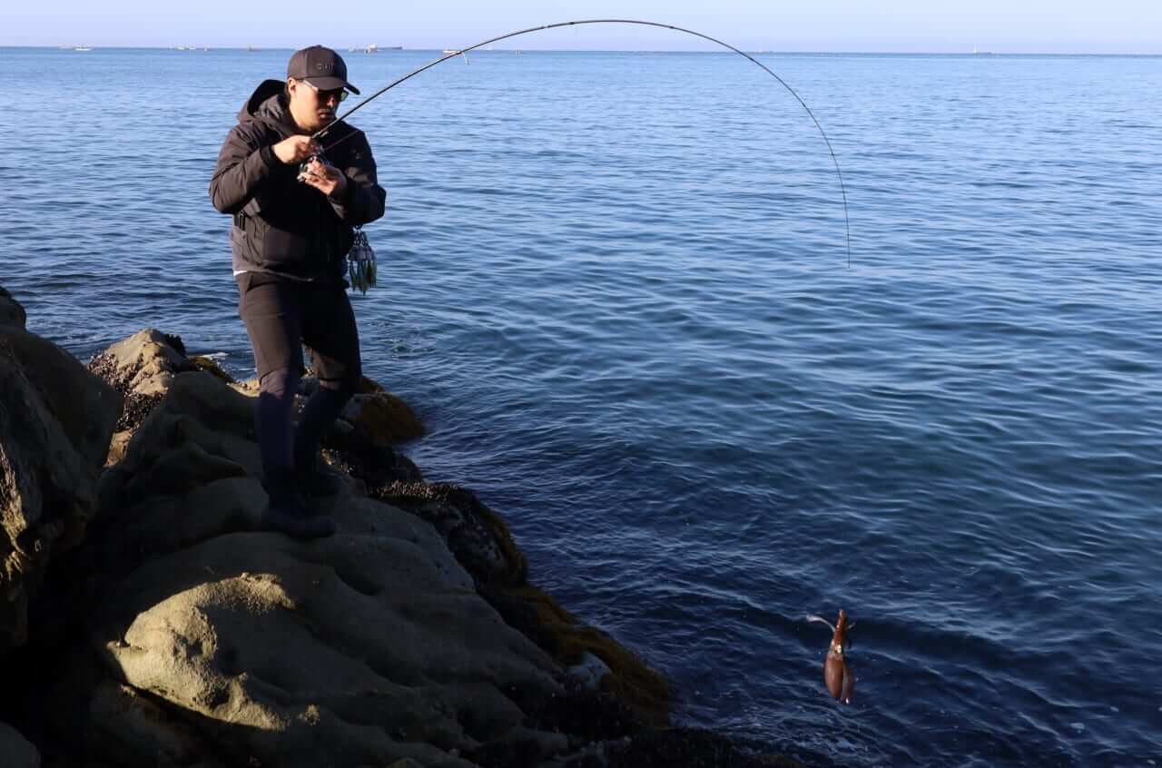 ｜【禁断企画】プロアングラーと一般アングラーがエギング対決！ 湯川マサタカの『セフィアチャレンジ・宮城編】