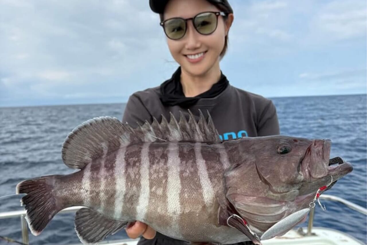 |「えっ…マジで? めっちゃ釣れる…」アオリイカがヤバい! 女性漁師が良型のイカをキャッチ!
