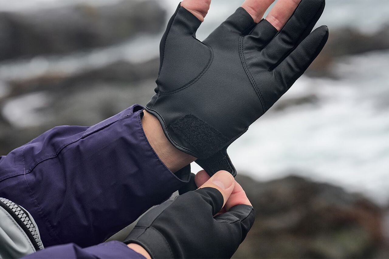 ｜シマノから登場する“釣り専用”グローブ。しっかりと保温しながらも透湿素材で蒸れない快適性。3本抜き仕様で操作性も抜群に。