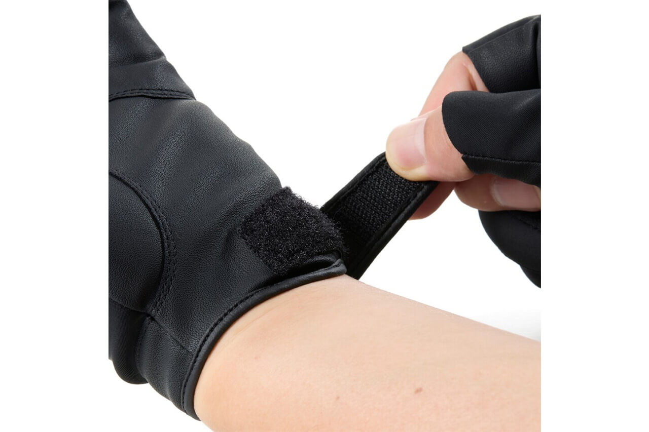 ｜シマノから登場する“釣り専用”グローブ。しっかりと保温しながらも透湿素材で蒸れない快適性。3本抜き仕様で操作性も抜群に。