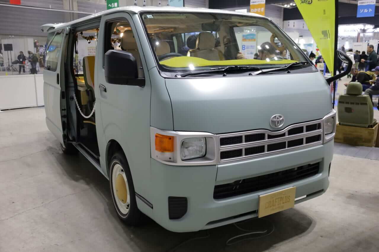 |「これがトヨタ車なの?」「可愛すぎ」“オシャブルー”に身を包んだハイエース。まるで移動する『アスレチック』のような雰囲気に。