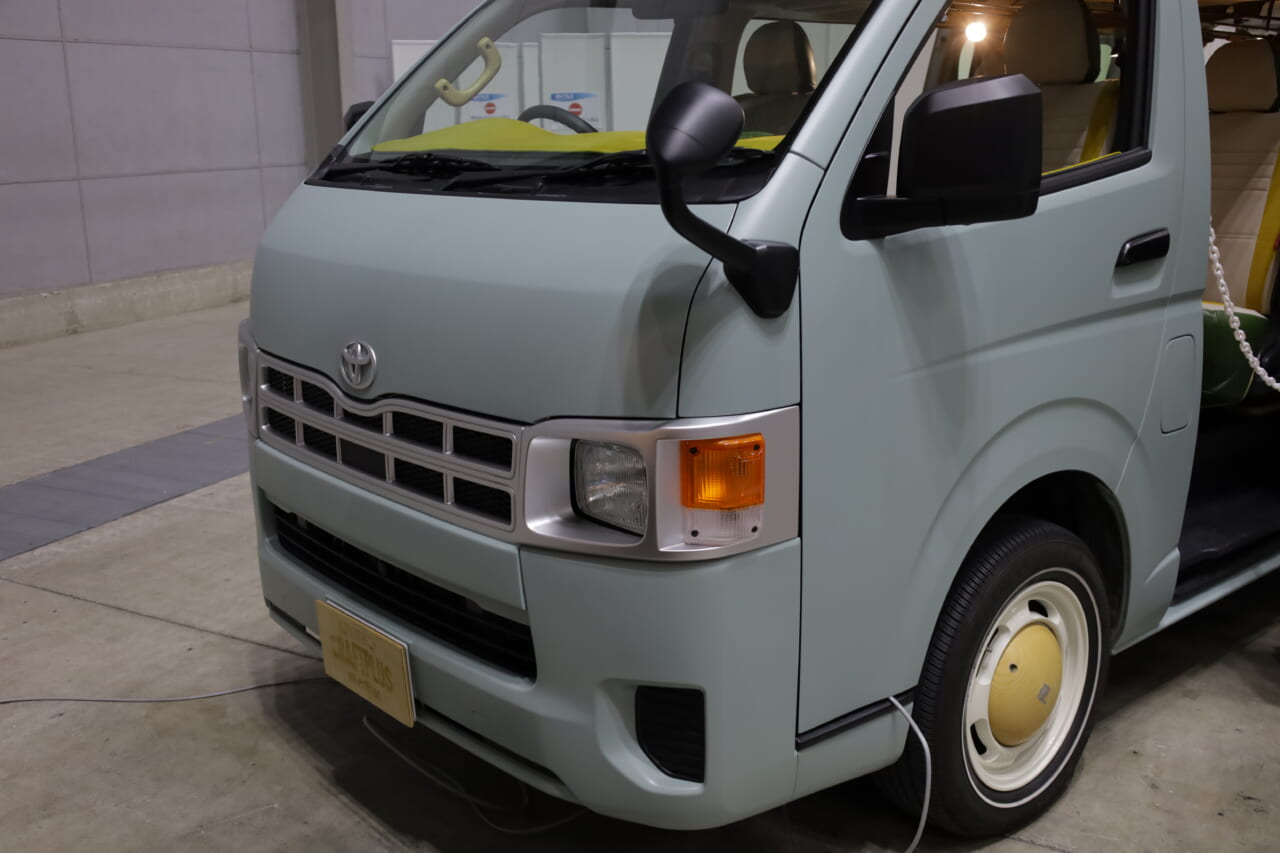 |「これがトヨタ車なの?」「可愛すぎ」“オシャブルー”に身を包んだハイエース。まるで移動する『アスレチック』のような雰囲気に。