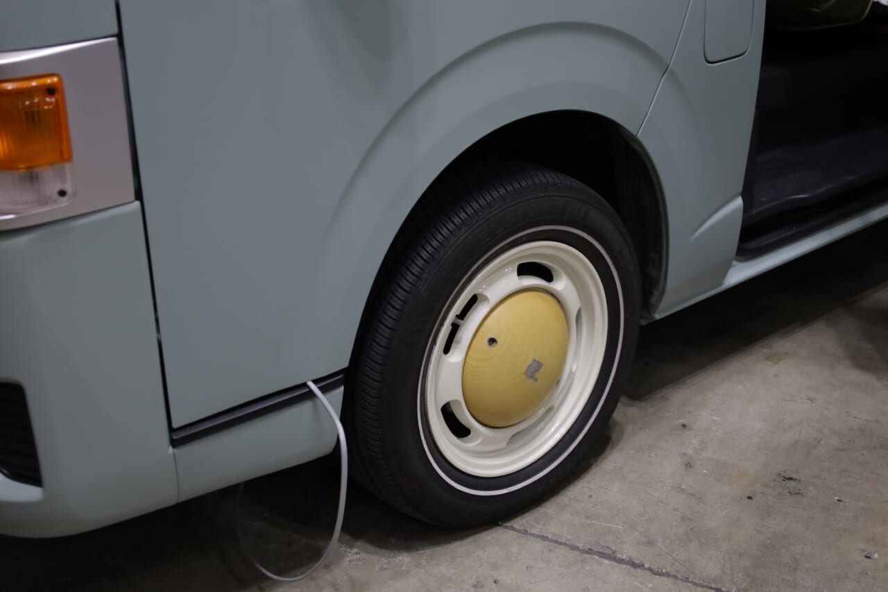 |「これがトヨタ車なの?」「可愛すぎ」“オシャブルー”に身を包んだハイエース。まるで移動する『アスレチック』のような雰囲気に。