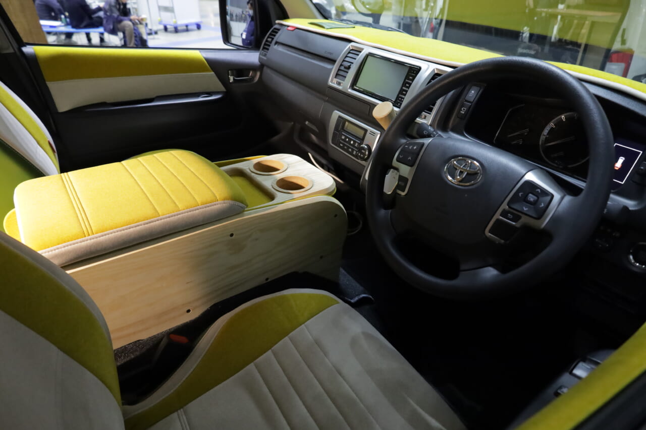 |「これがトヨタ車なの?」「可愛すぎ」“オシャブルー”に身を包んだハイエース。まるで移動する『アスレチック』のような雰囲気に。