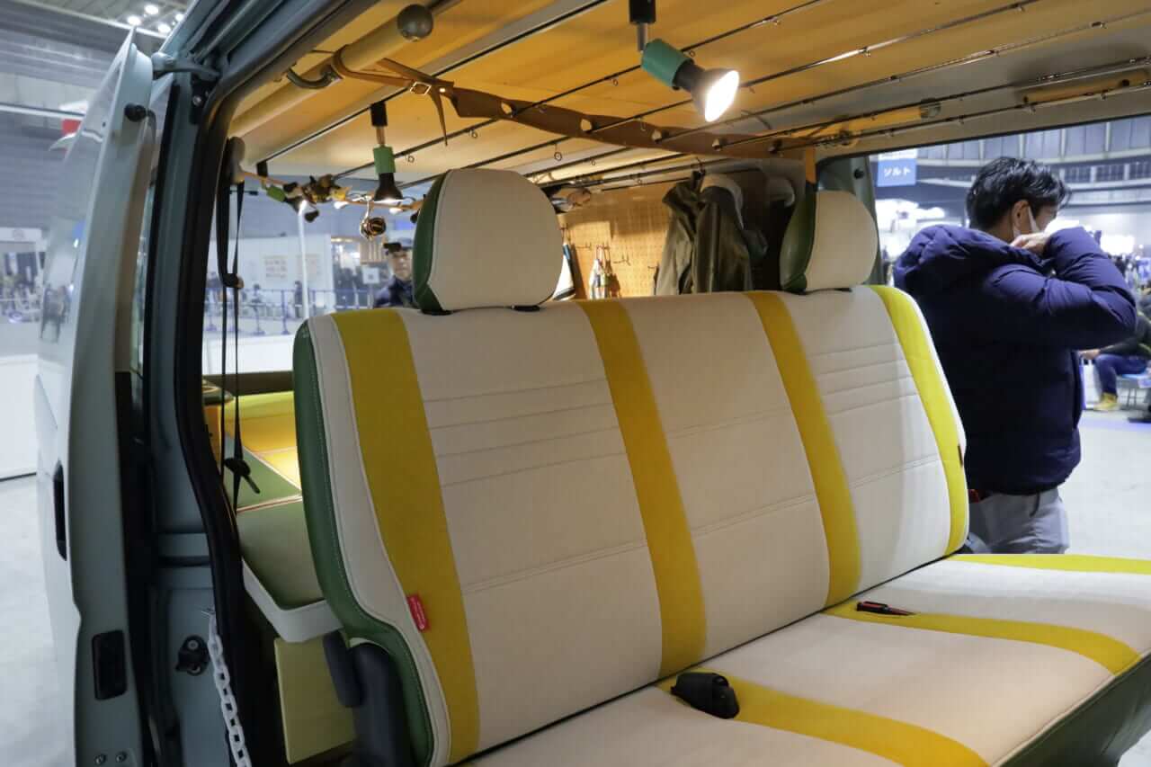 |「これがトヨタ車なの?」「可愛すぎ」“オシャブルー”に身を包んだハイエース。まるで移動する『アスレチック』のような雰囲気に。