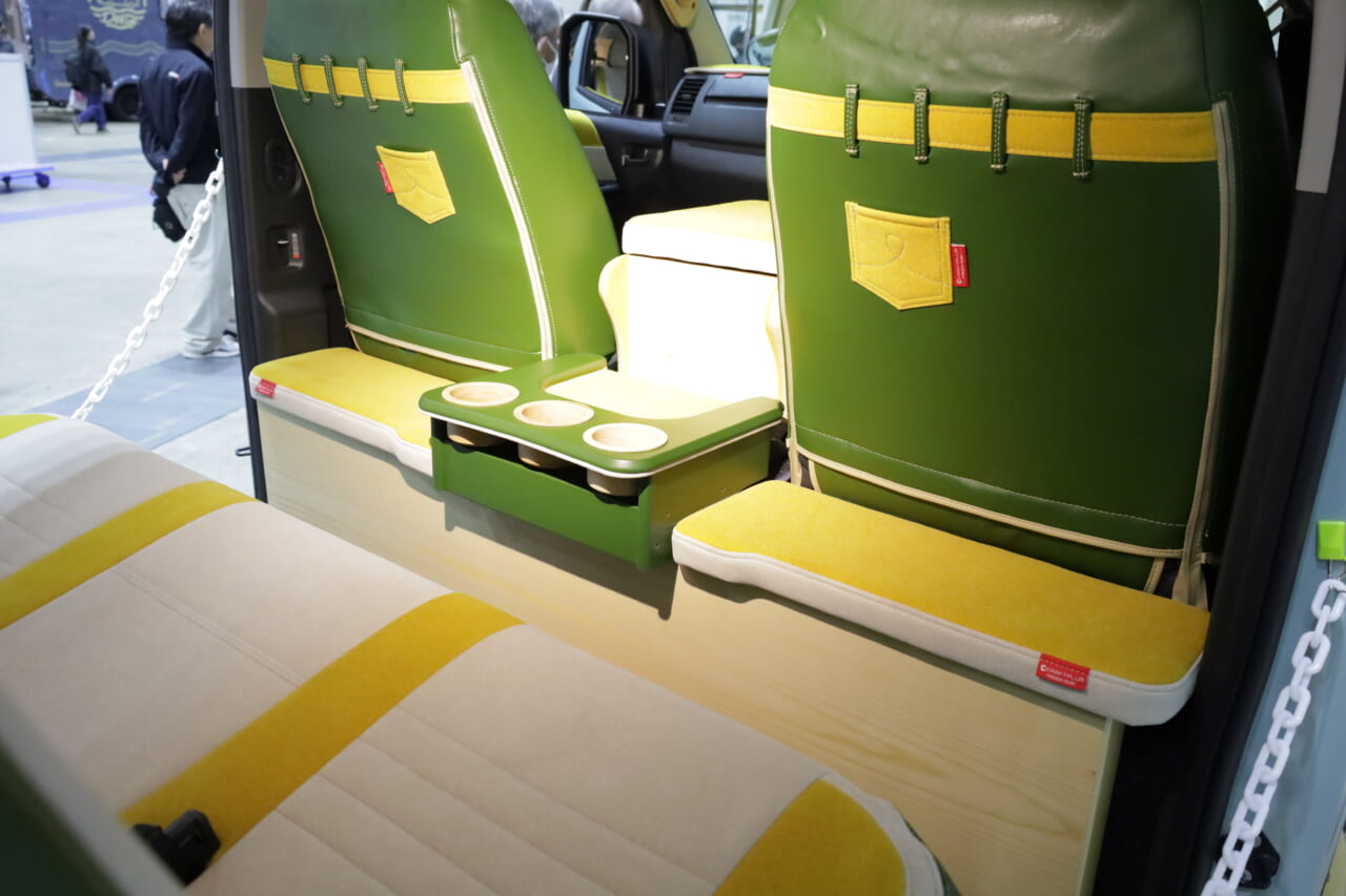 |「これがトヨタ車なの?」「可愛すぎ」“オシャブルー”に身を包んだハイエース。まるで移動する『アスレチック』のような雰囲気に。